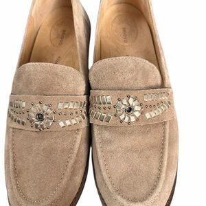 Women’s Brioso suede genuine leather tan loafers with gold accents! Size 7M! EUC